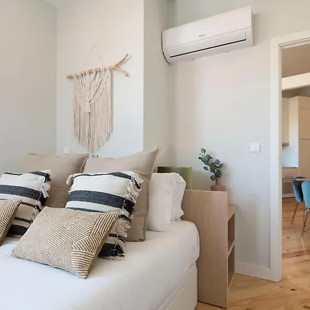 Apartment Superb Flat W/ Ac & Balcony By Lovelystay